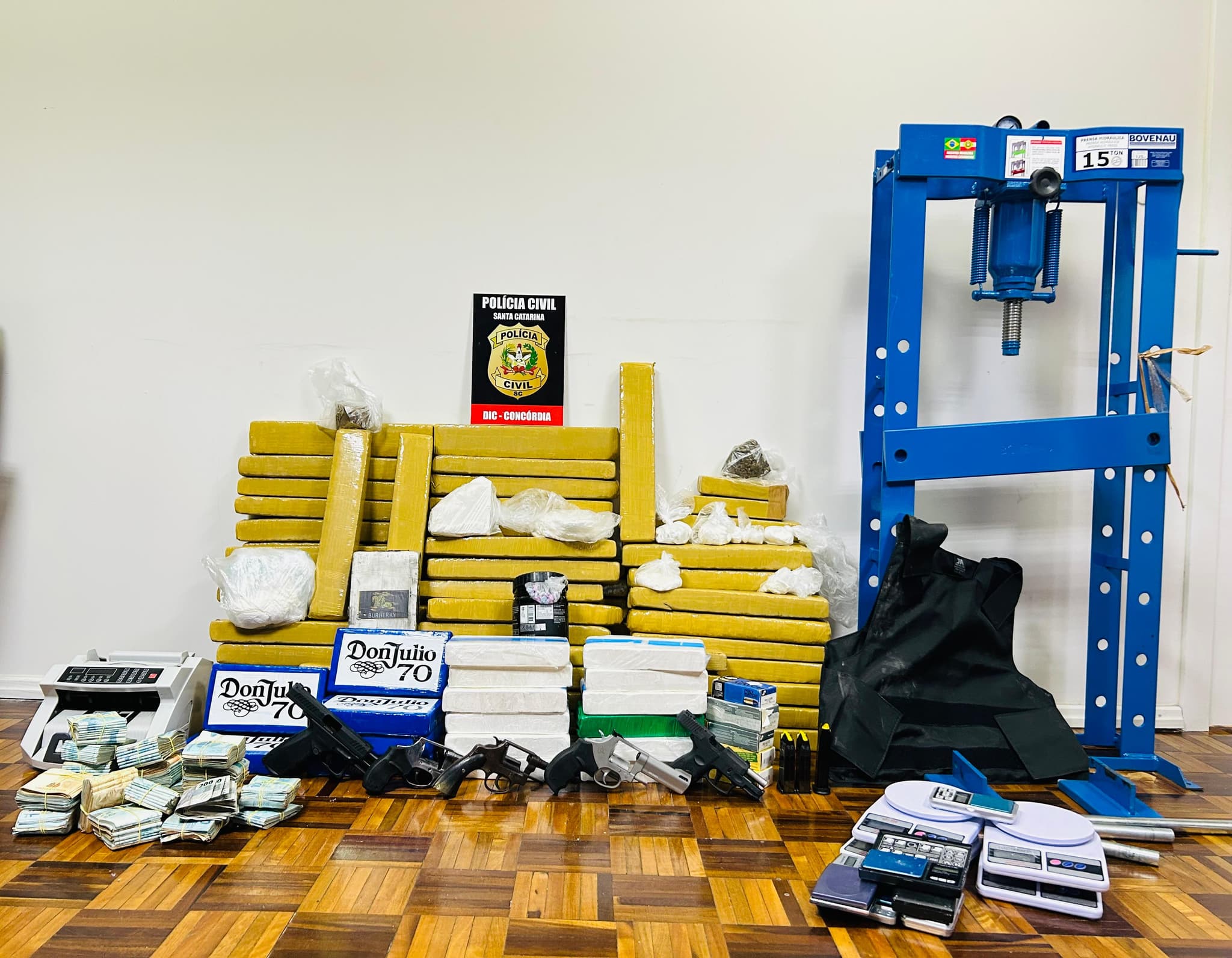Mais de 100 kg de drogas e cinco armas são apreendidos pela DIC em Concórdia (Foto por Polícia Civil)