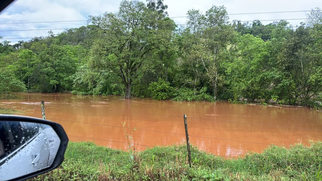 Chuva intensa provoca estragos e mobiliza equipes em Águas Frias