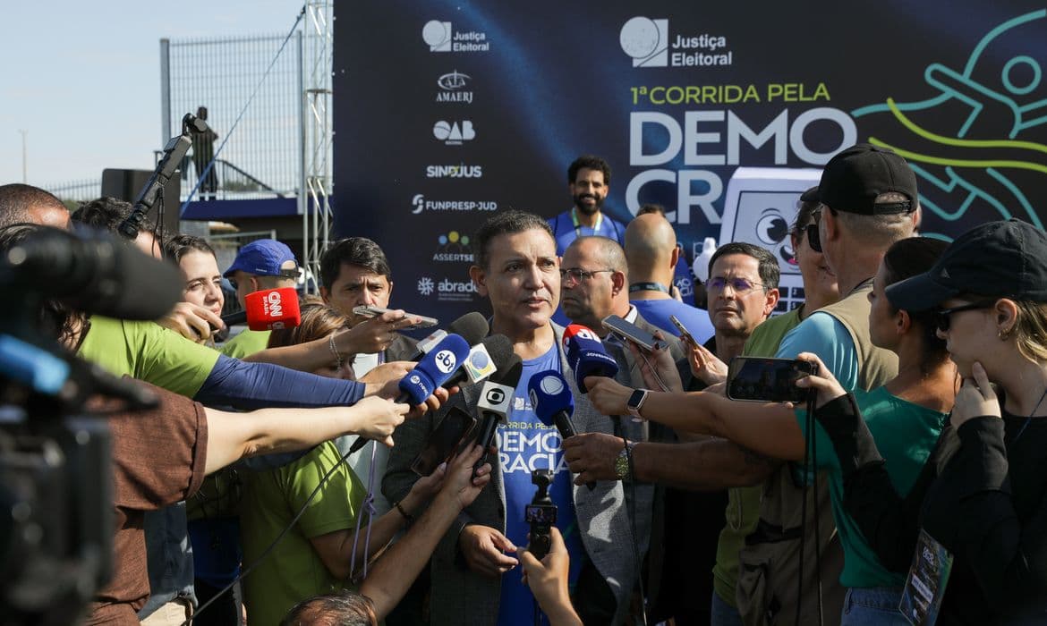 Nunes Marques defende confiabilidade da urna eletrônica durante evento do TSE