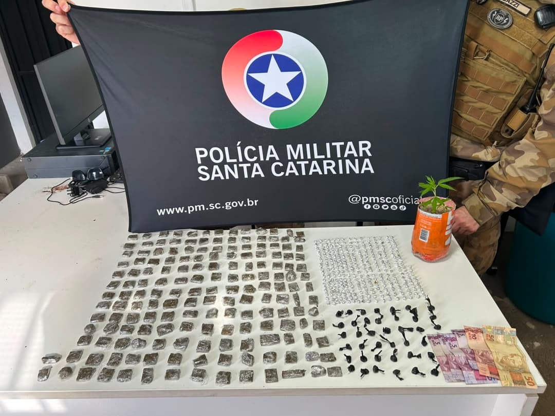 Adolescente é apreendido com mais de 500 gramas de maconha e centenas de pedras de crack