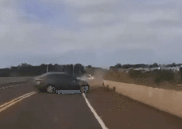 Imagens fortes mostram batida e veículo rodando na rodovia