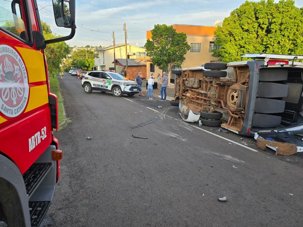 Van e carro se envolveram em colisão (Foto por Corpo de Bombeiros)