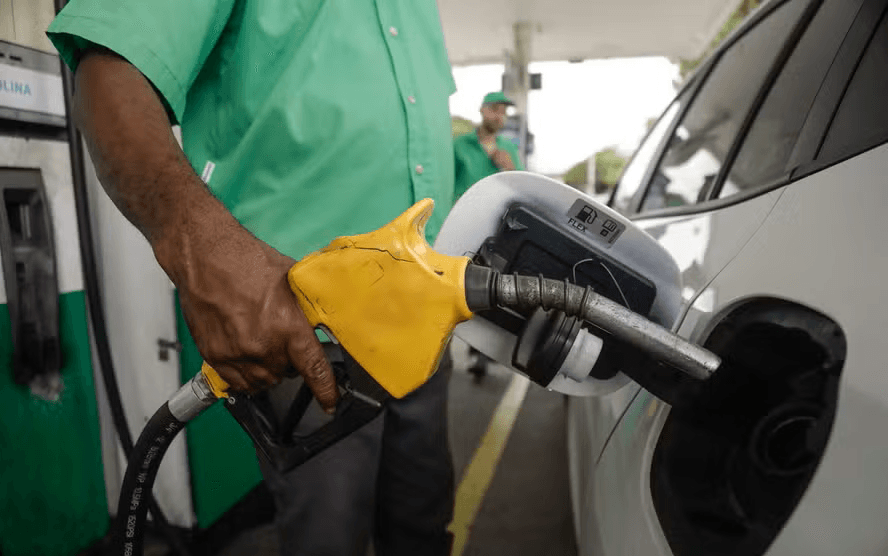 Petrobras anuncia nova queda no preço da gasolina