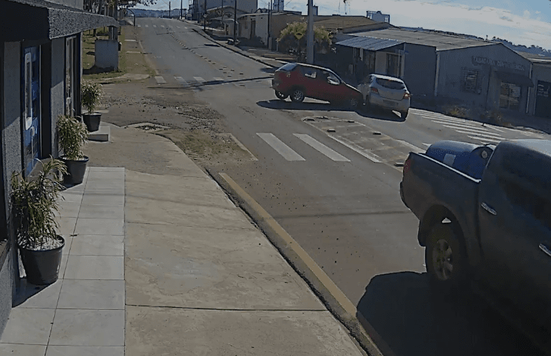 Onix invade calçada após batida e mata idoso em frente de casa 