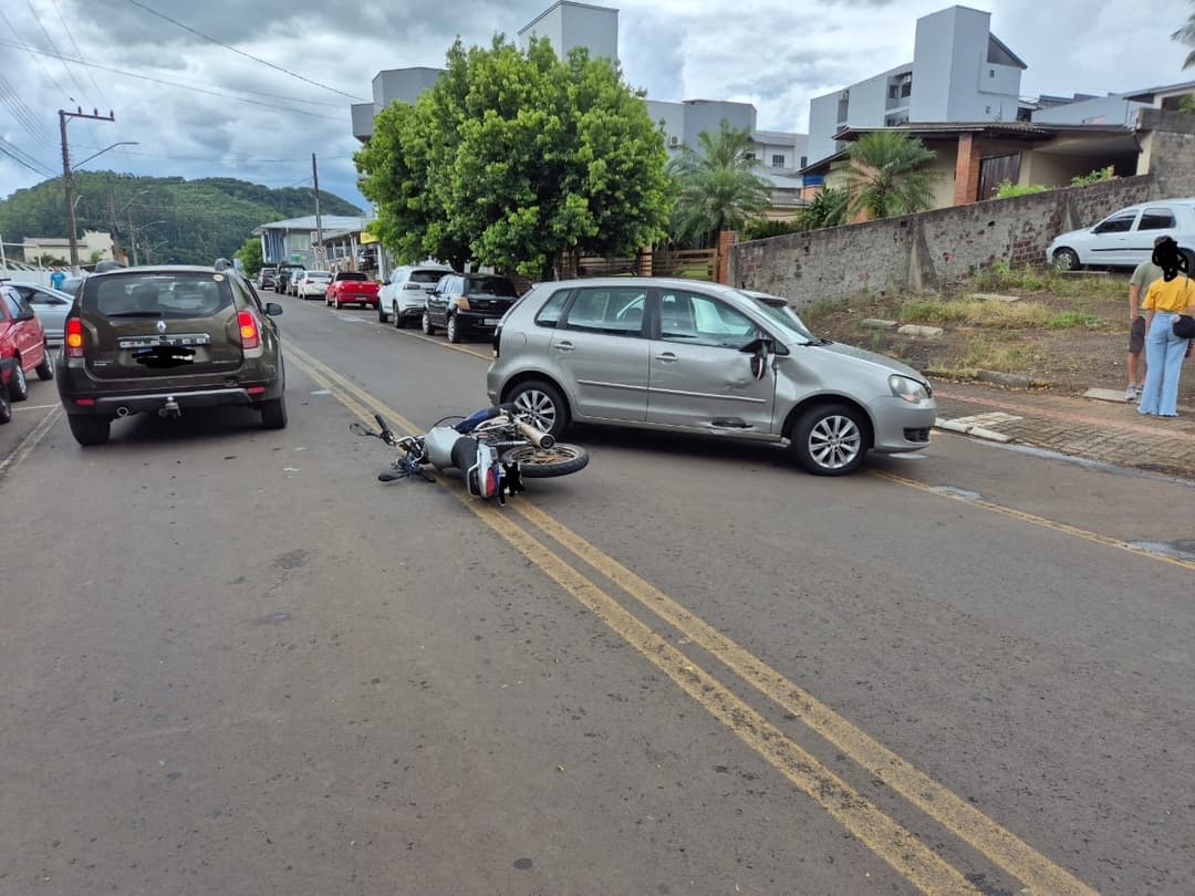 Motociclista fica ferido em colisão com carro no Centro de Saudades