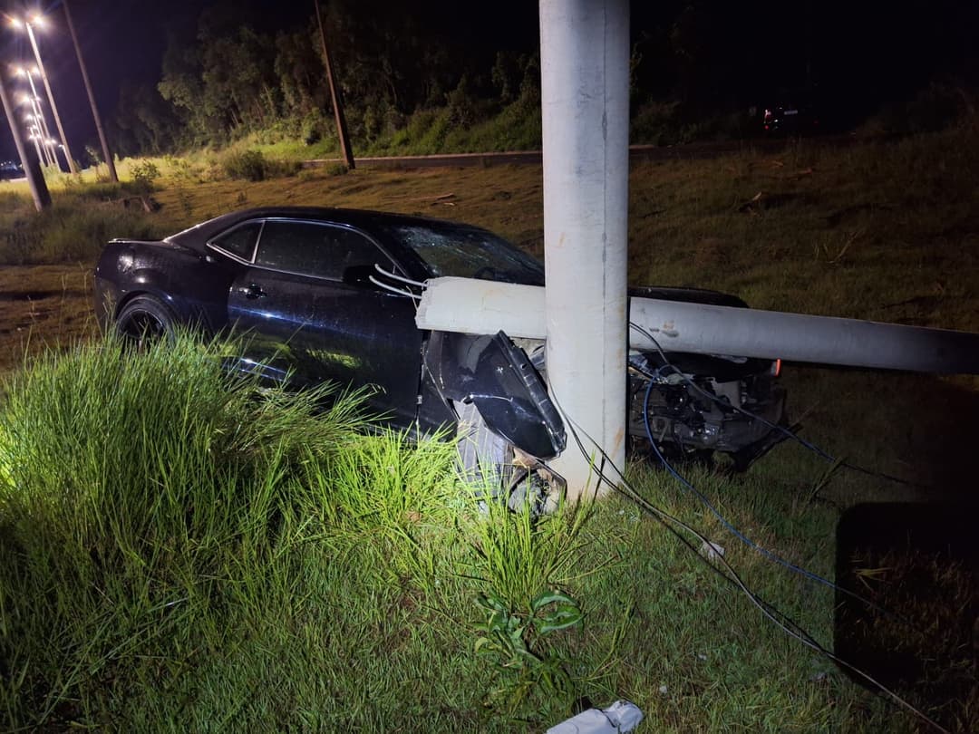 Camaro sai da pista e atinge poste; condutor não é encontrado