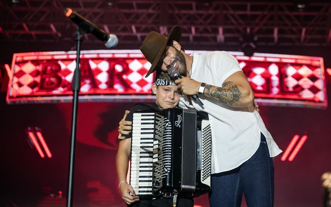 Talento mirim rouba a cena ao tocar gaita no show de Gusttavo Lima