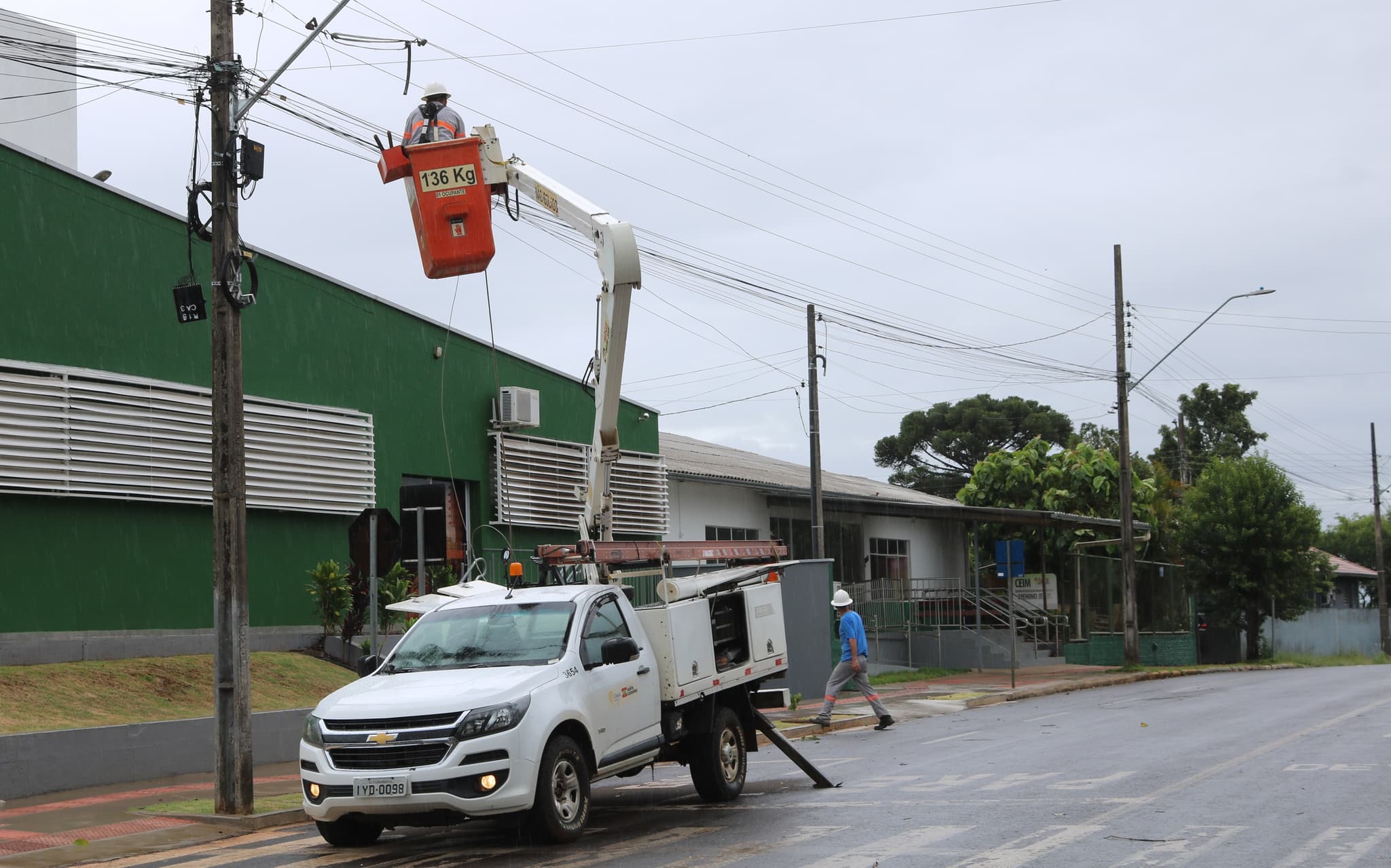 Funcionários realizam força-tarefa para reestabelecer energia (Foto por Henrique Paulo Koch)