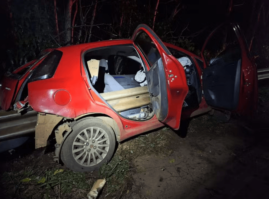 Estrutura metálica perfura veículo, mas condutora sobrevive