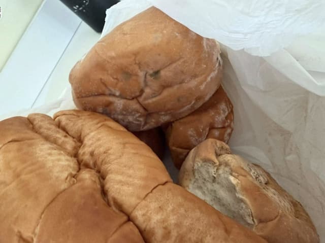 Alimentos vencidos e pães mofados são encontrados em abrigo de crianças