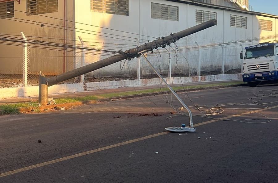 Caminhão atinge fios e quebra poste de energia