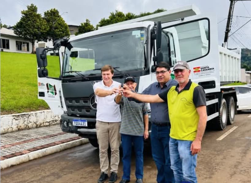 Novo equipamento foi liberado após regularização da documentação e passa a reforçar os trabalhos de infraestrutura no município (Foto por Divulgação)
