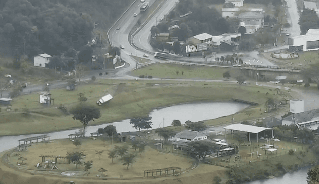 “Bom de braço” no volante, caminhoneiro evita tragédia em Chapecó