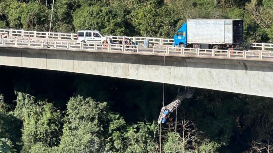Operário fica inconsciente após queda de 15 metros durante obras