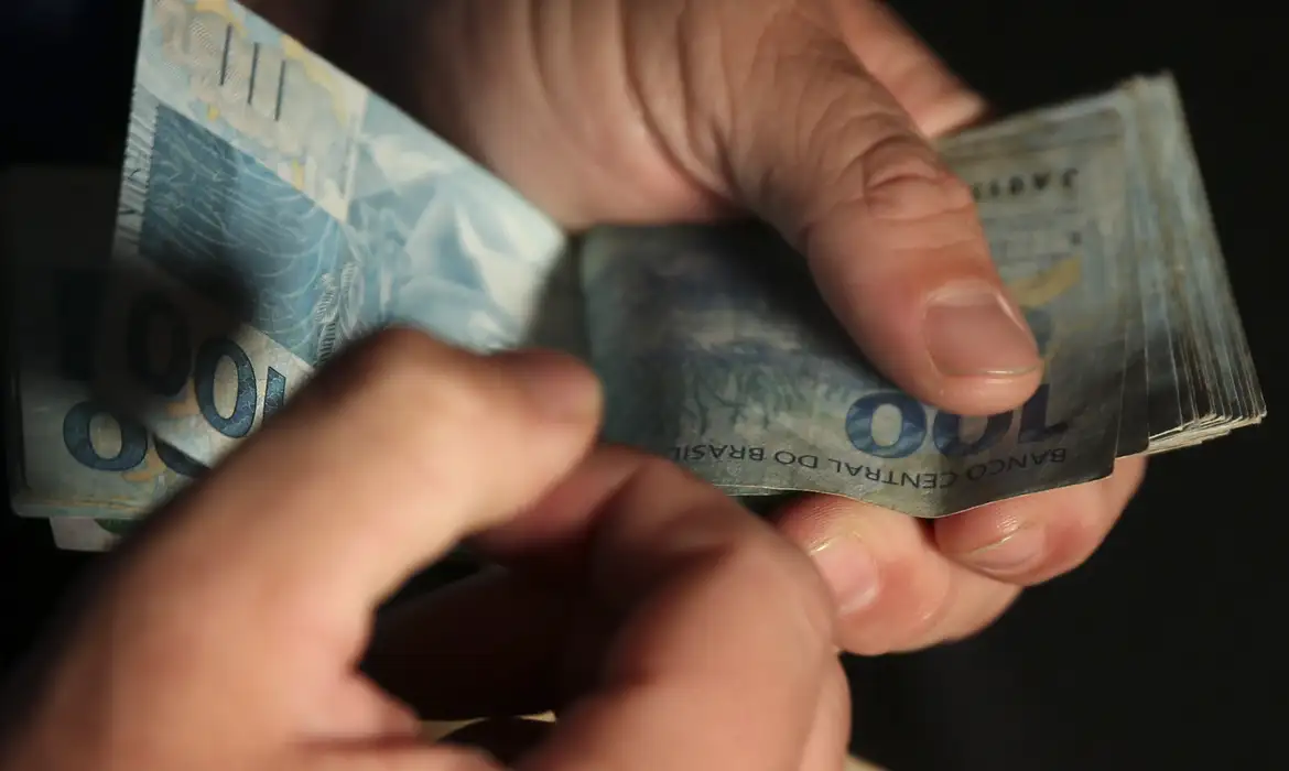 Renda do trabalhador sobe, mas avanço perde força entre setores e não atinge todos de forma igual