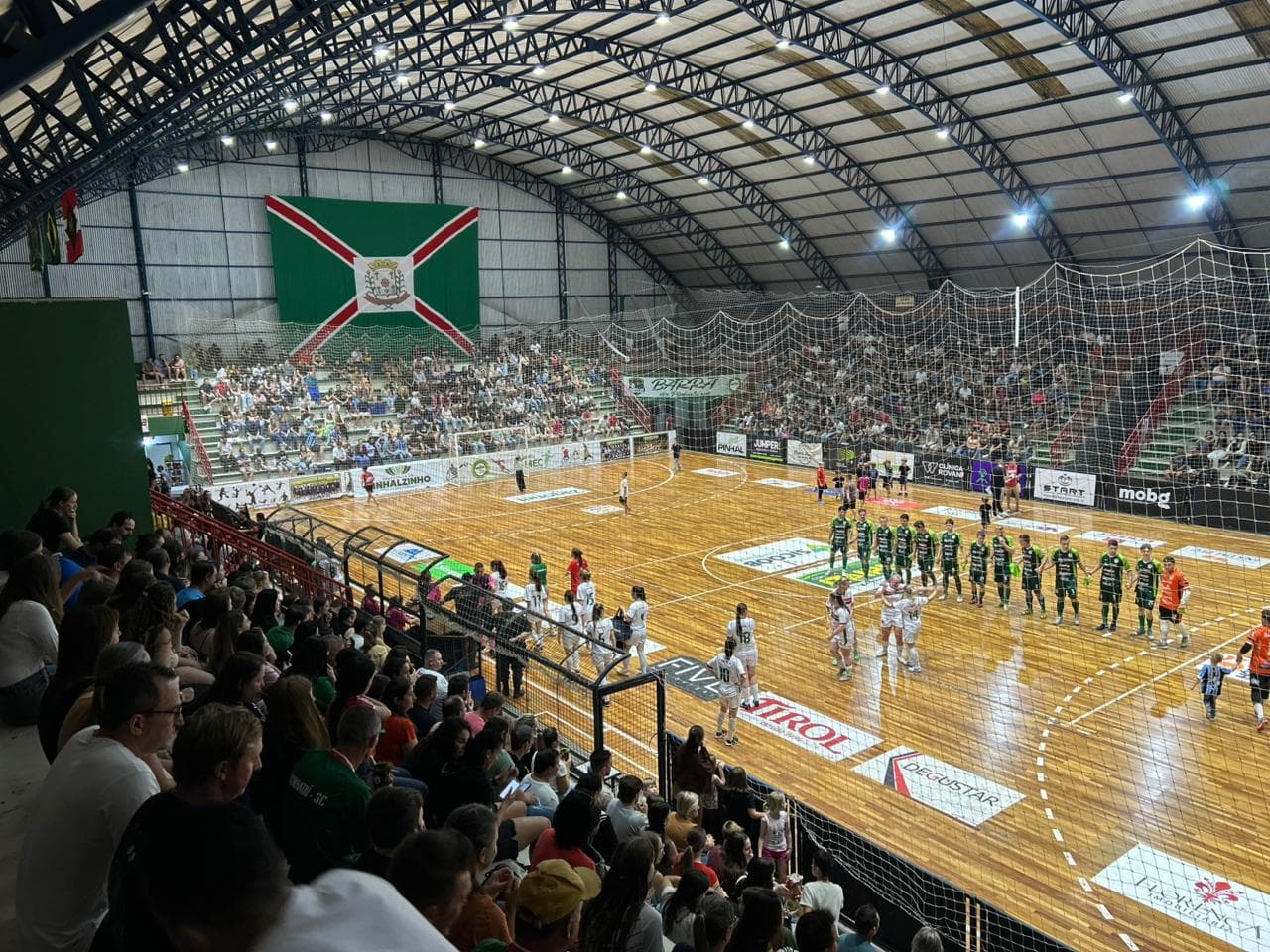 Competição vem lotando o Centreventos nos jogos decisivos (Foto por Renan Ribeiro)