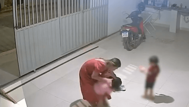 Mãe salva filha engasgada e evita tragédia