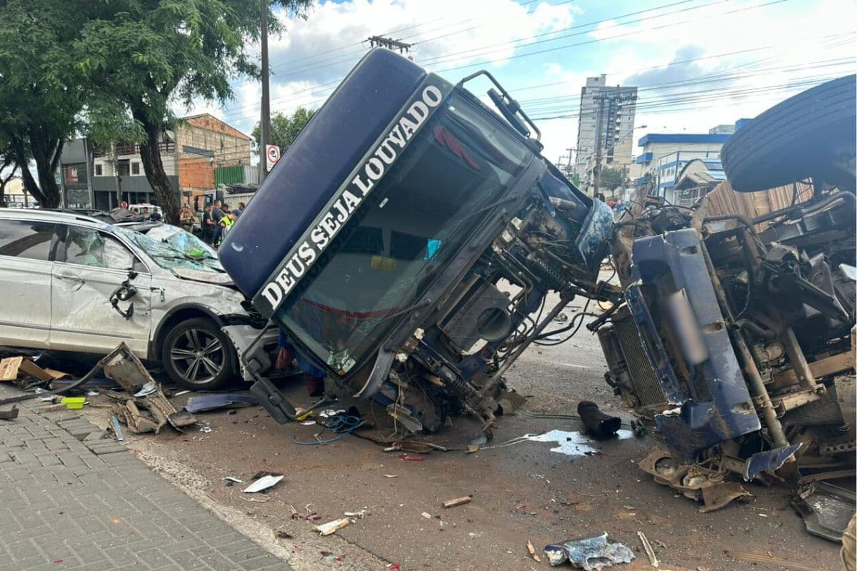 Plano de contingência foi acionado após o acidente com carreta em Chapecó. (Foto por Suelen Zabel)