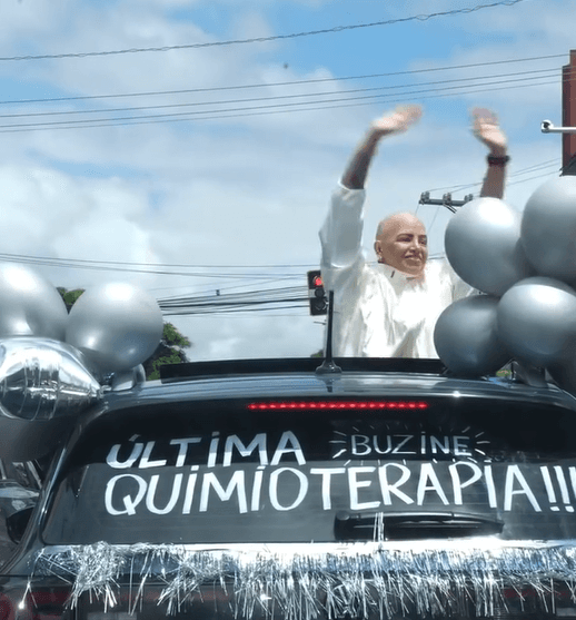 Jovem vence câncer e recebe carinho de desconhecidos na rua