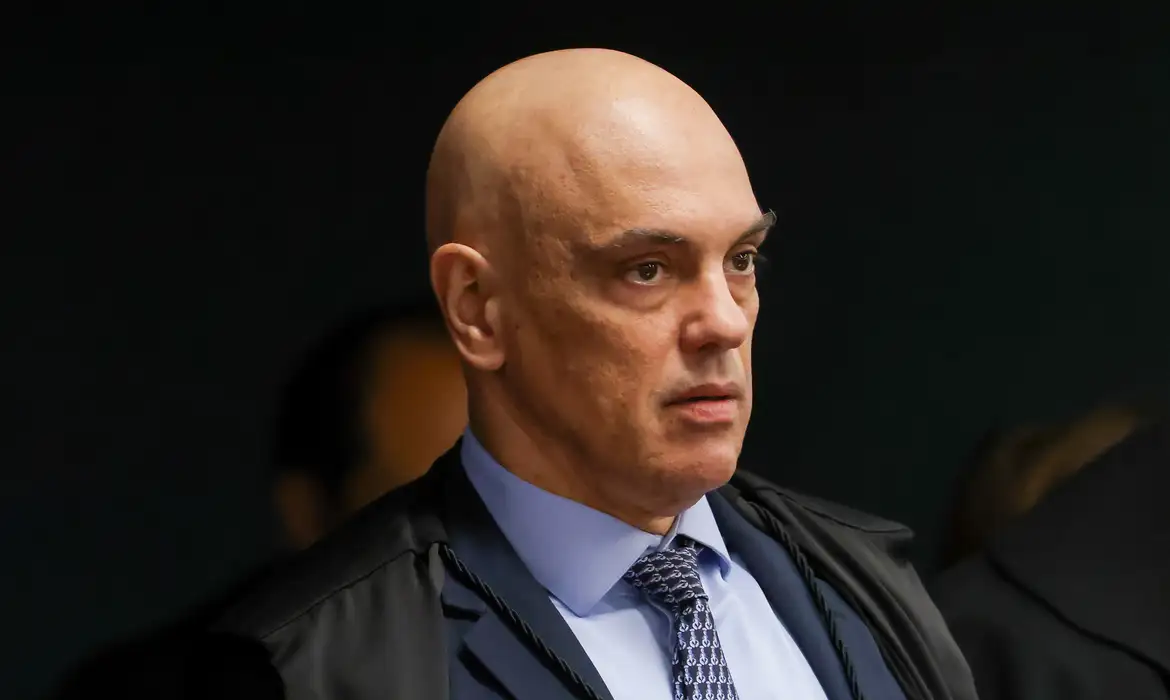 Moraes reage a críticas e afirma que lei permite juízes receberem por palestras e investirem em empresas