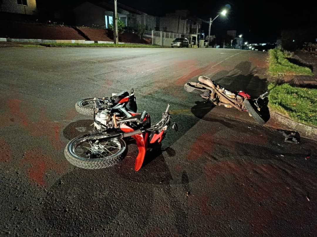 Batida entre duas motos deixa entregadores feridos
