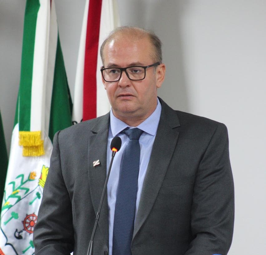 Prefito marcou presença ao lado da vice na primeira sessão do ano (Foto por Ascom/Câmara de Vereadores)