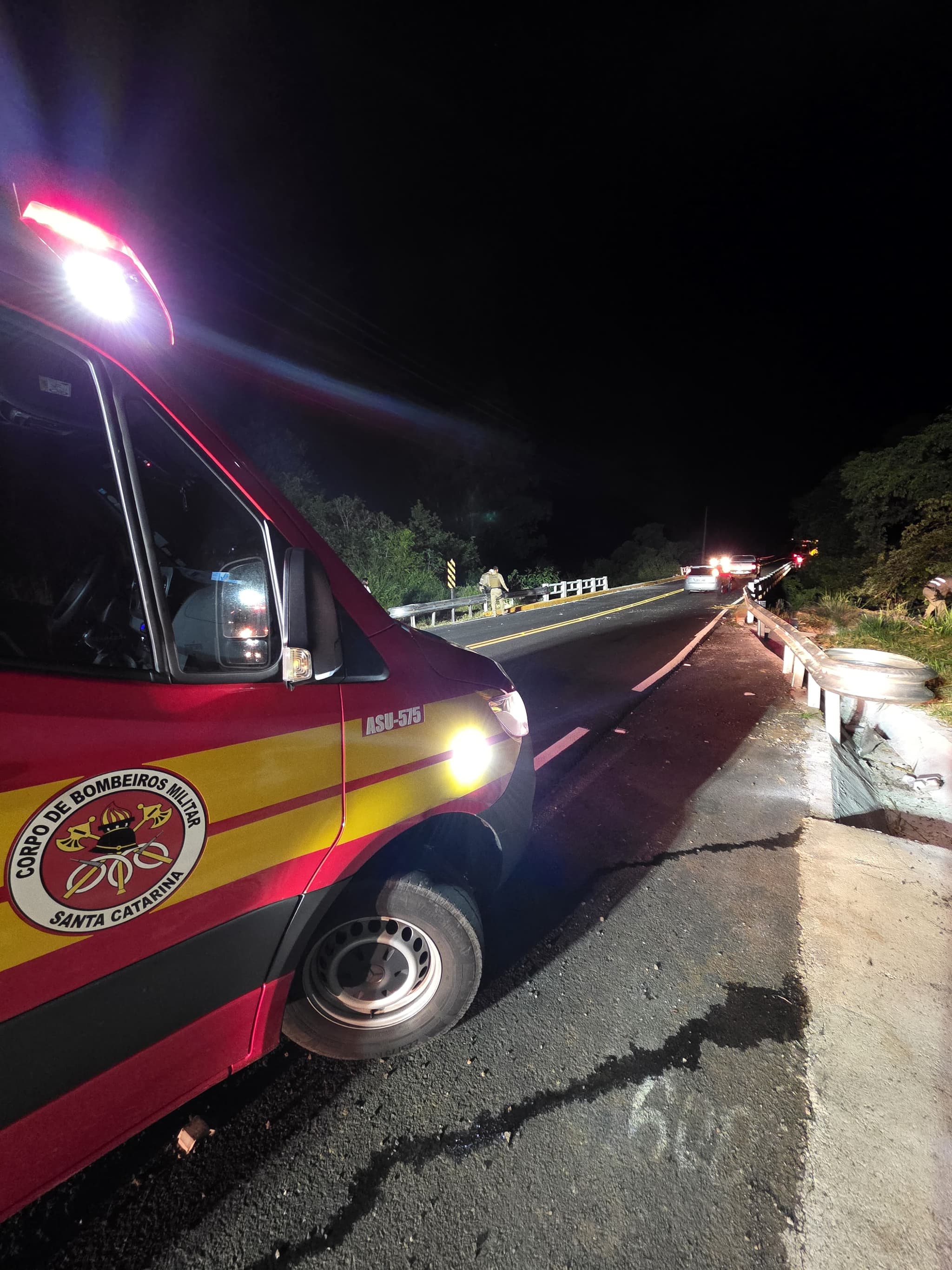 Vítima foi socorrida consciente e levada ao hospital com suspeita de fratura no tornozelo (Foto por Divulgação)