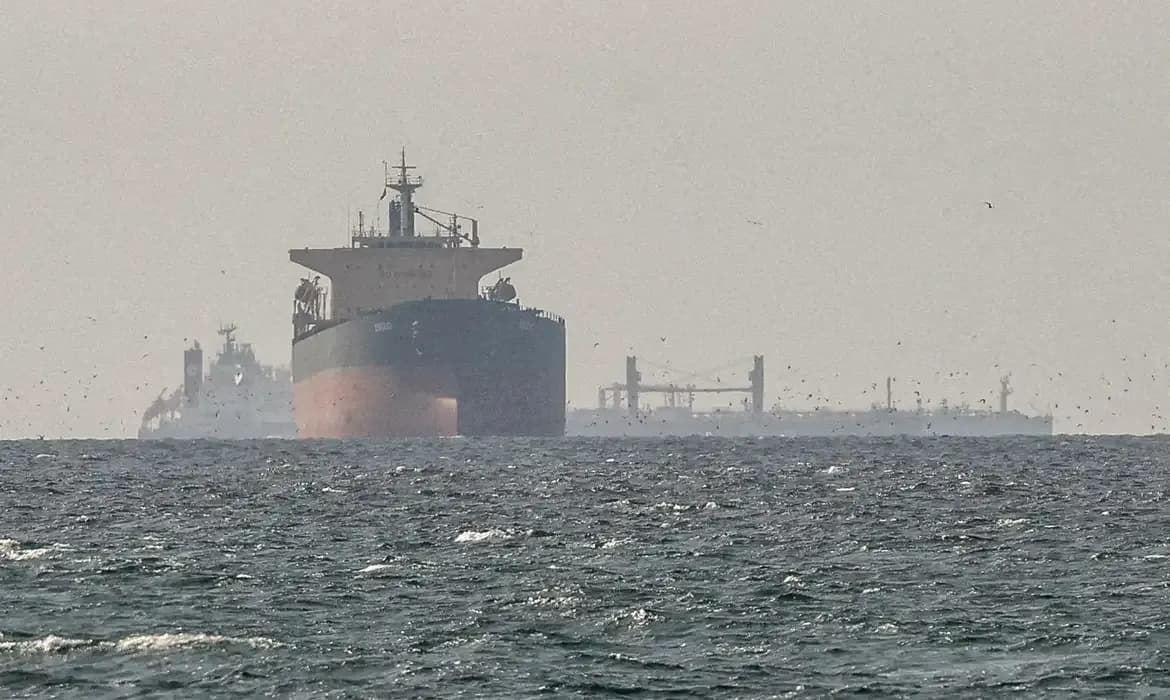 Irã nega passagem de navios dos EUA por Ormuz (Foto por Reuters/Stringer/Agência Brasil)