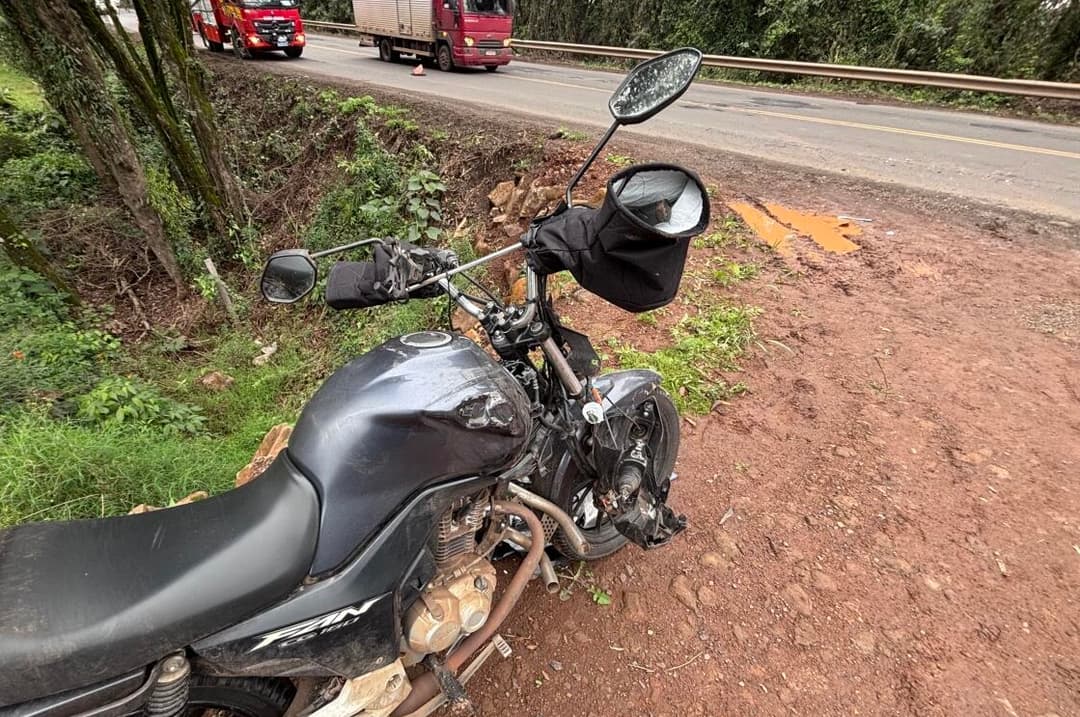 Motociclista sofre corte no pescoço em acidente na BR-282
