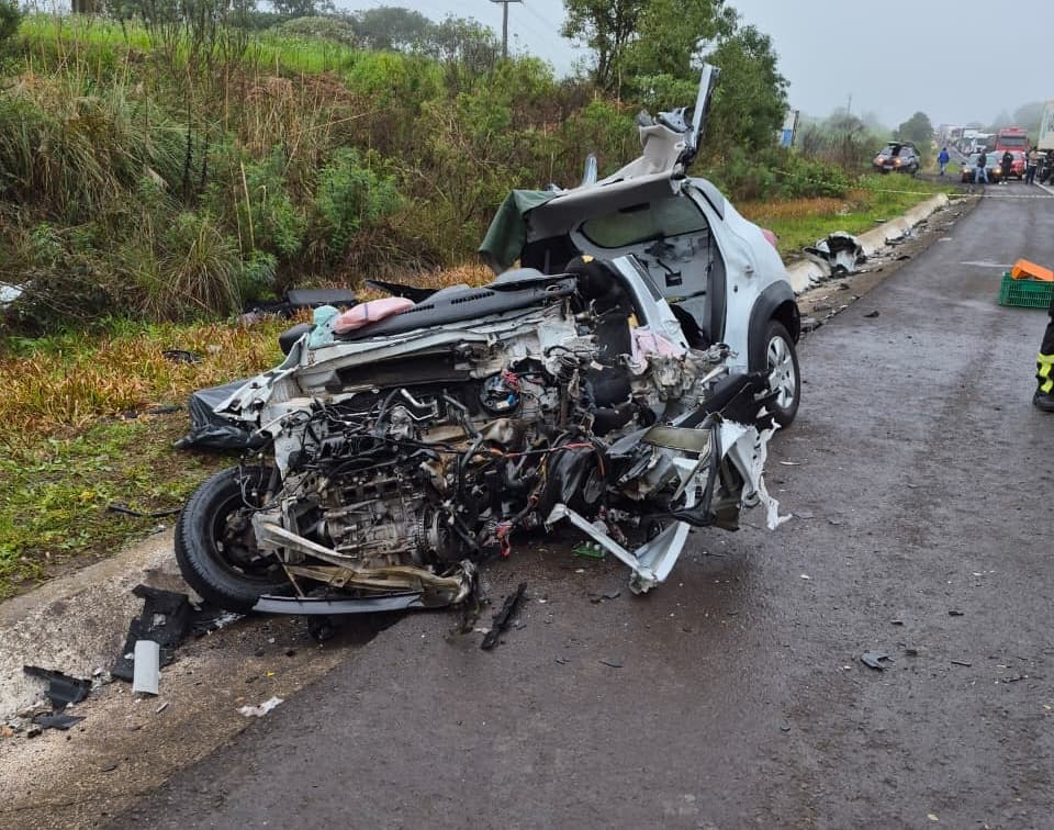 Mulher morre e passageiro fica ferido após colisão na BR-282