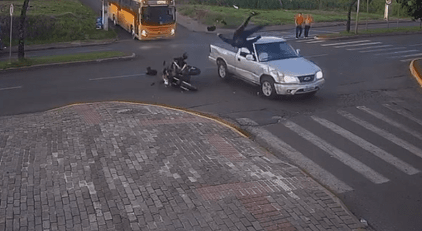 Vídeo flagra forte colisão em Chapecó