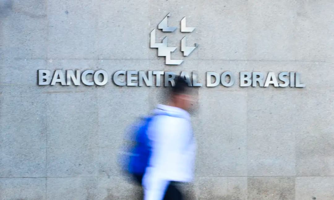 Crédito caro pressiona famílias e eleva endividamento no Brasil