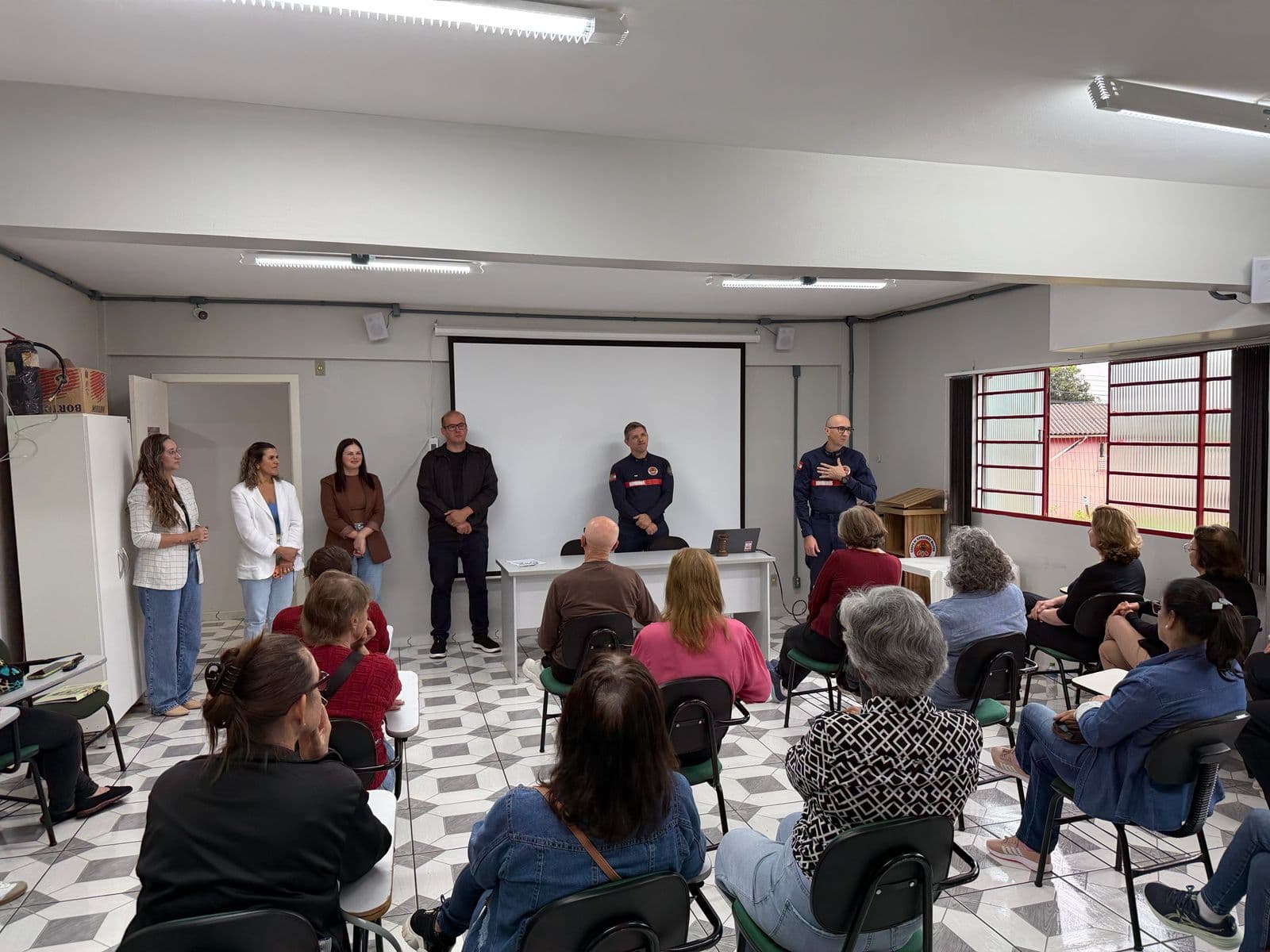 Primeira turma do Bombeiro Amigo 60+ reúne 30 participantes em Pinhalzinho (Foto por ASCOM)
