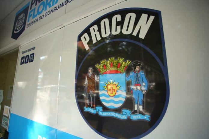 Procon multa Uber em R$384 mil após motorista recusar passageiro com cão-guia