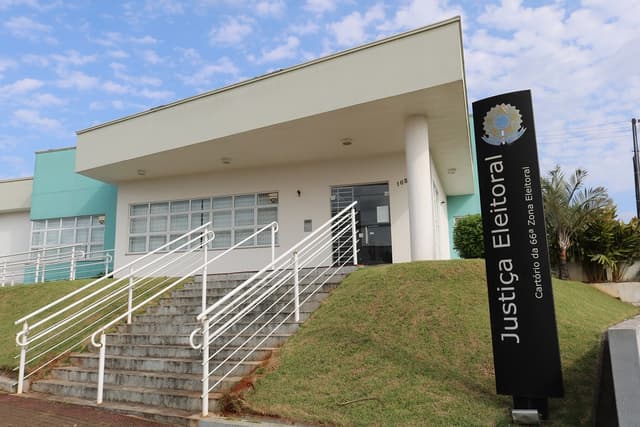 Prefeitura entra em ação e leva eleitores até atendimento no Cartório Eleitoral