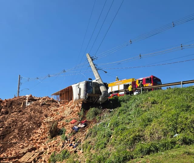 Carreta capota no mesmo local de outro acidente em Chapecó