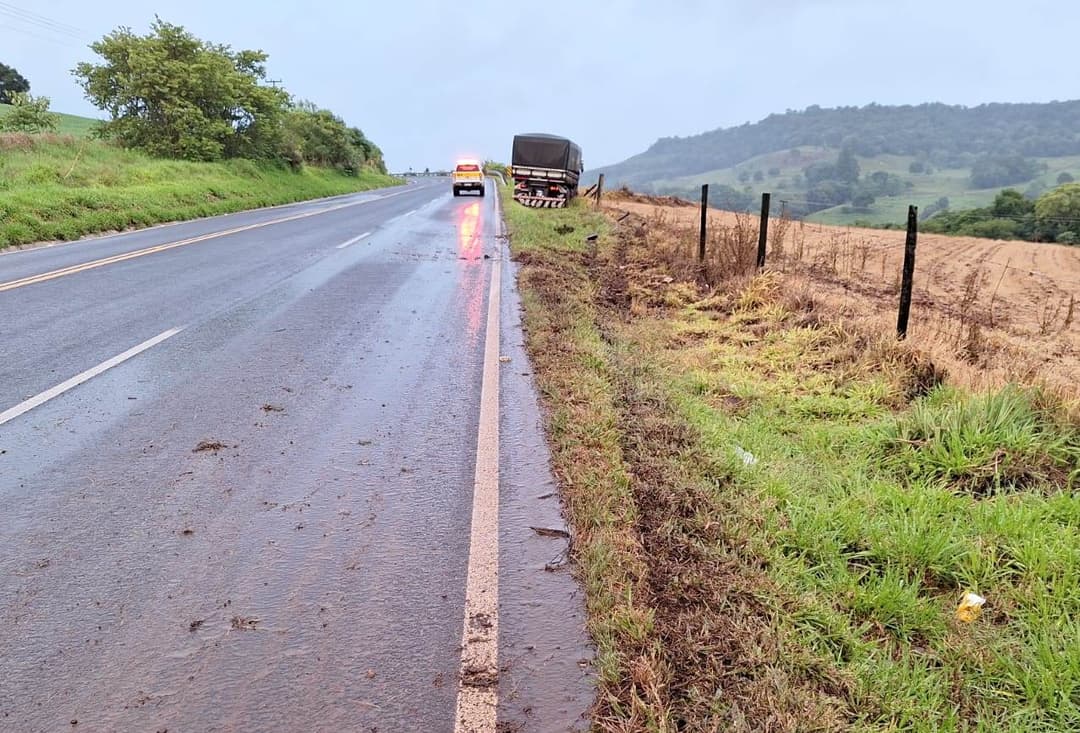 Condutor se distrai ao pegar água na cabine e carreta sai da pista