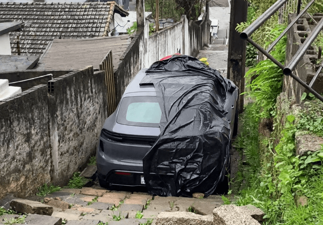 Porsche fica entalada em local inusitado; motorista some