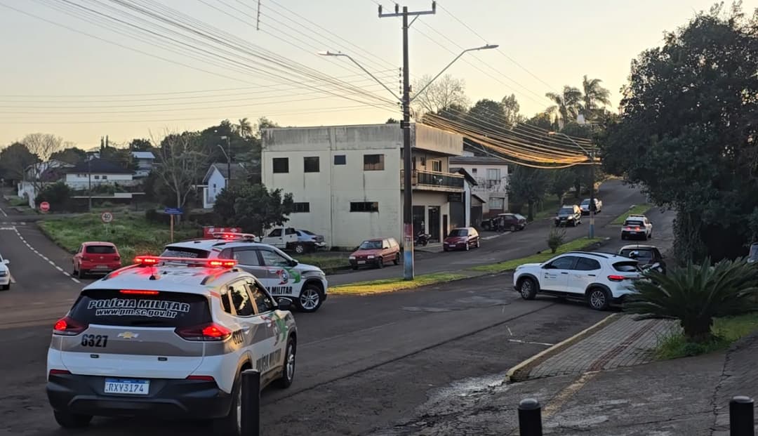 Adolescentes suspeitos de vários furtos recebem lanche em Campo Erê