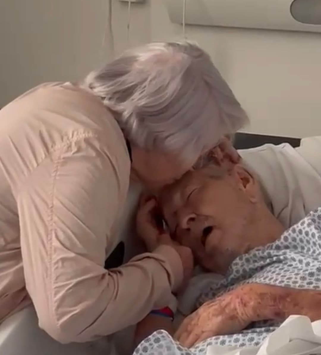 Após 68 anos juntos, marido espera esposa para despedida