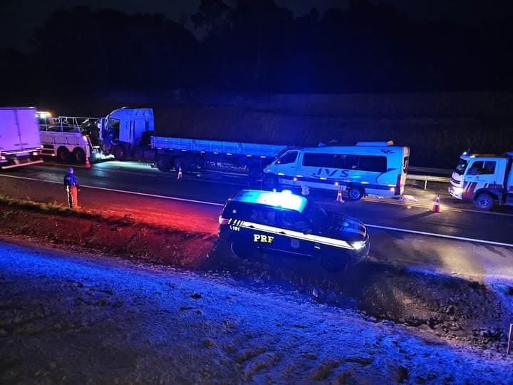 Colisão entre micro-ônibus e carreta deixa 15 feridos e causa morte de professora na BR-386