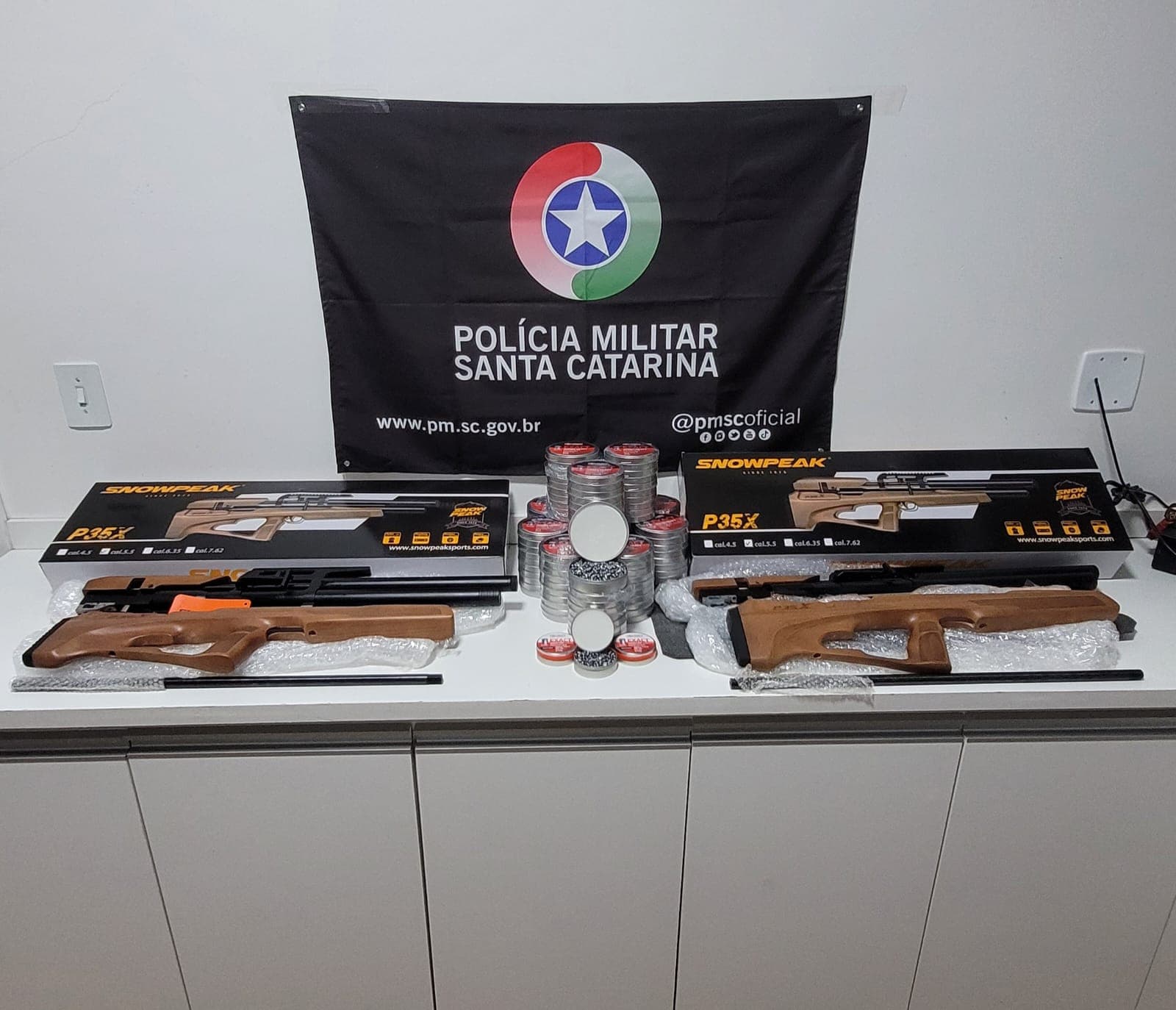 MRv apreende armas e mais de 31 mil munições de pressão em ação contra contrabando em Xaxim (Foto por PMRv)