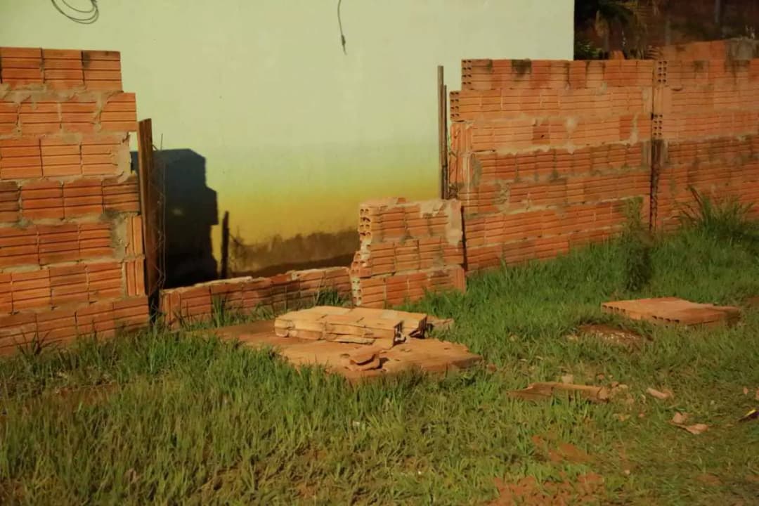 Em Modelo, parede desaba sobre pedreiro