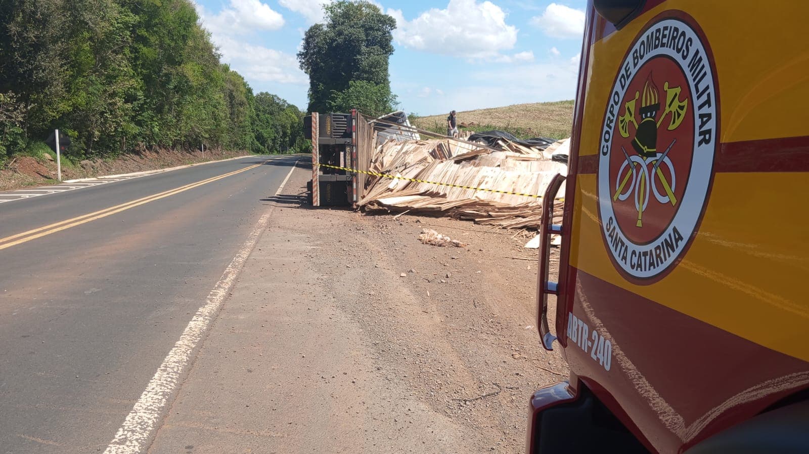 Caminhão carregado com laminado de madeira tomba na BR-282 em Saudades