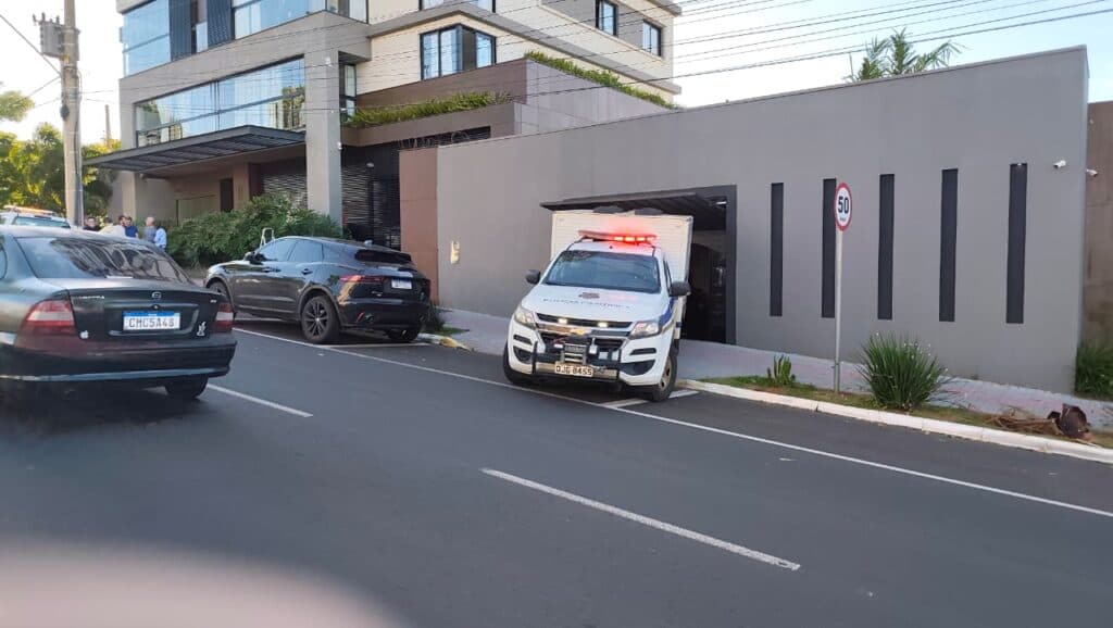 Suspeito invade apê, leva tiro, se assusta e morre ao pular do primeiro andar