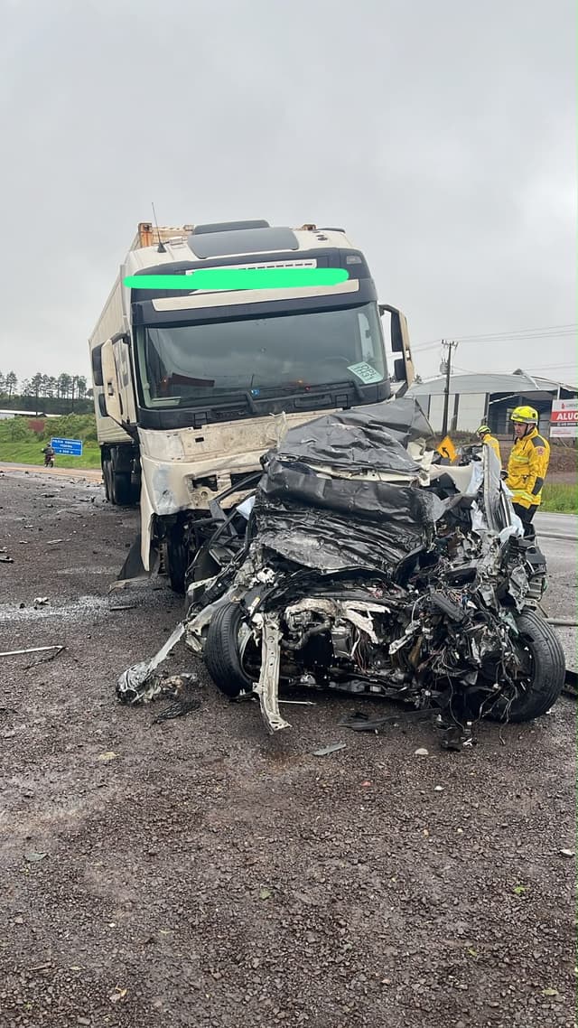 Colisão frontal entre carro e caminhão deixa uma pessoa morta na BR-282, em Xanxerê