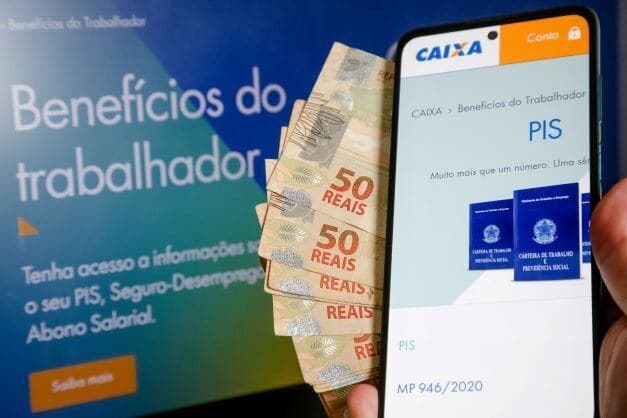 Quem recebeu até R$2.765,93 por mês tem direito ao benefício (Foto por Reprodução/Internet)