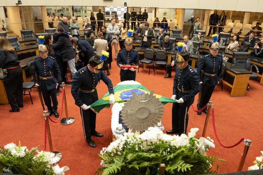 Manoel Dias é homenageado em despedida na Alesc após mais de 60 anos de trajetória política