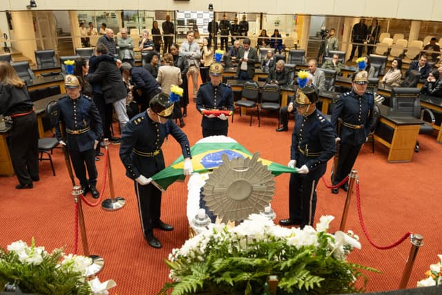 Manoel Dias é homenageado em despedida na Alesc após mais de 60 anos de trajetória política