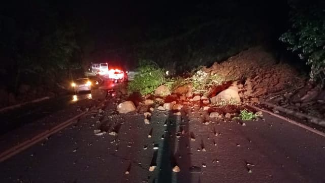 Terra, pedras e árvores bloqueiam quase toda a BR-282 em Nova Itaberaba